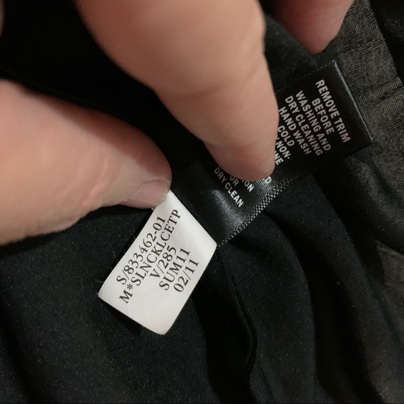 Banana Republic Timeless Classic Sleeveless Tank in Black. Size Small - Picture 6 of 6